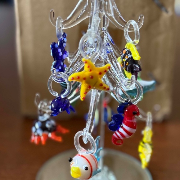 SEA CREATURES, 12 BLOWN CRYSTAL WITH 6 ¼ H x 2 ½ DIAMETER CRYSTAL TREE TO HANG - Picture 4 of 15